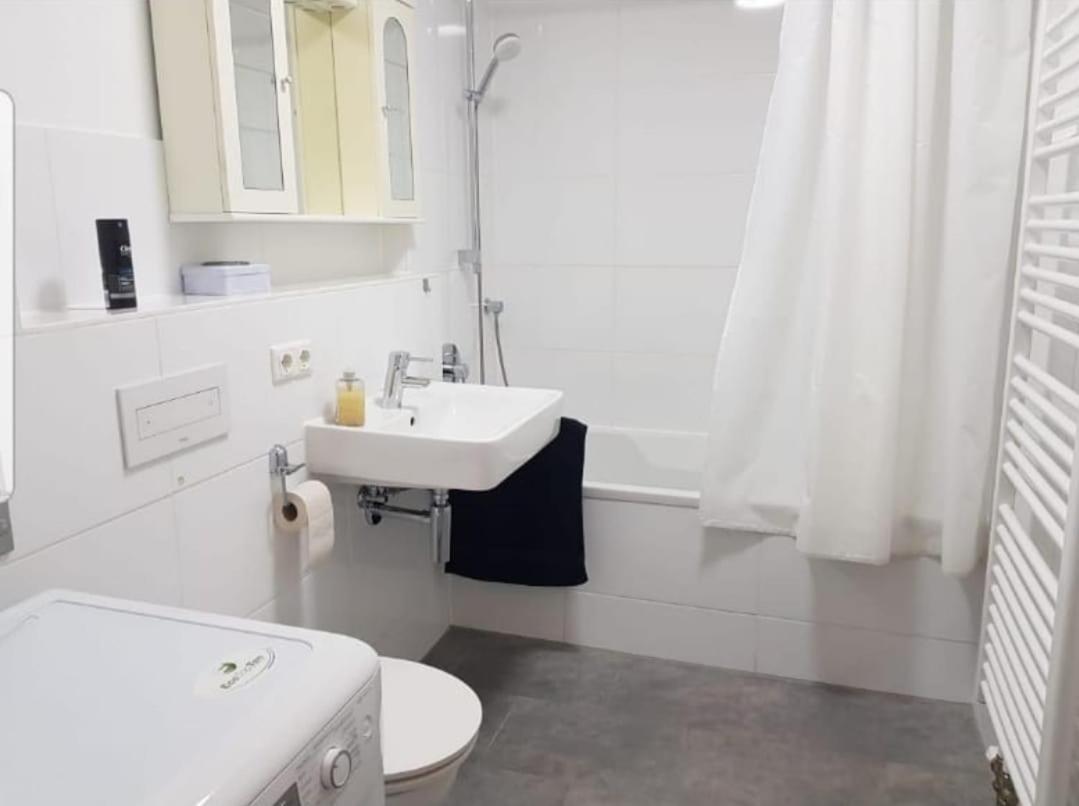 Grosse Ferienwohnung In Augsburg Mit Balkon Luaran gambar